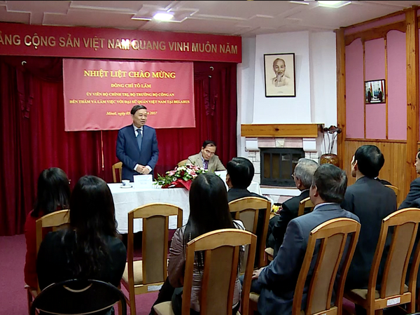 Bộ trưởng Công an Tô Lâm thăm Đại sứ quán Việt Nam tại Belarus ảnh 1