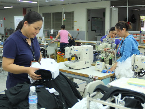 Công nhân làm việc tại Khu công nghiệp Việt Nam-Singapore (Bình Dương). (Ảnh: Thanh Vũ/TTXVN) Khởi tố 259 bị can vụ gây rối các khu công nghiệp ở Bình Dương ảnh 1