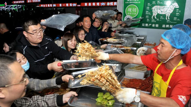 Trung Quốc: Hàng triệu du khách đổ về thành phố Zibo vì món thịt nướng ảnh 2