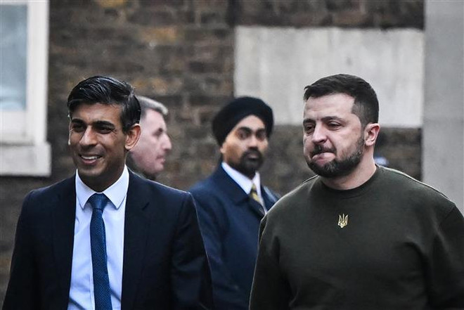 Thủ tướng Anh Rishi Sunak (trái) và Tổng thống Ukraine Volodymyr Zelensky tại cuộc gặp ở London, Anh, ngày 8/2/2023. (Ảnh: AFP/TTXVN) Thủ tướng Anh Sunak cam kết cung cấp tên lửa cho Ukraine thời gian tới ảnh 1