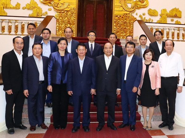 Thủ tướng Nguyễn Xuân Phúc và các đồng chí lãnh đạo tỉnh Lào Cai. (Ảnh: Thống Nhất/TTXVN) Gìn giữ văn hóa truyền thống của Sa Pa trong quá trình phát triển ảnh 1