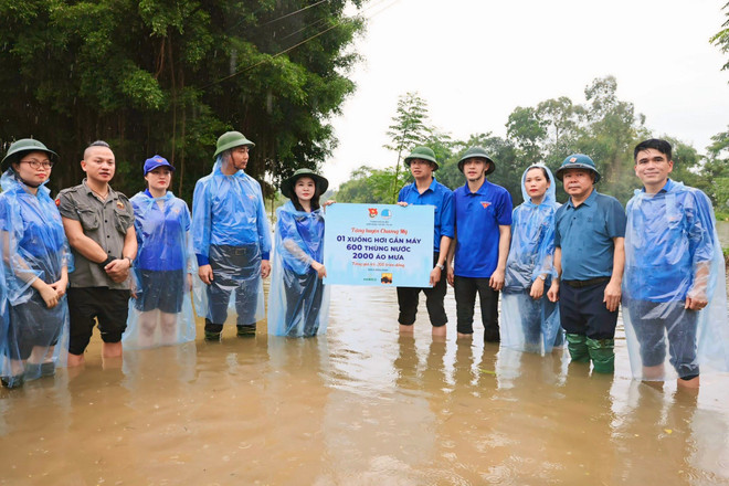 Lãnh đạo Thành đoàn Hà Nội và đại diện người dân các xã, huyện trong vùng bị ngập lụt. (Ảnh: PV/Vietnam+) z5683513498643_24112a7eb54f222d7da982d982da792c.jpg