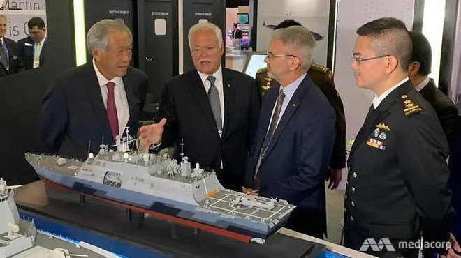 Bộ trưởng Quốc phòng Ng Eng Hen (bìa trái) thăm gian hàng của nhà thầu quốc phòng Lockheed Martin tại IMDEX châu Á 2019. (Nguồn: channelnewsasia.com) Singapore: Các nước cần đồng thuận thực hiện các quy tắc chung về biển ảnh 1