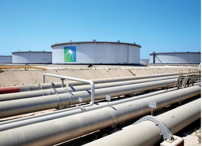 Hai trạm bơm bị ném bom thuộc Công ty dầu mỏ Saudi Aramco. (Nguồn: Reuters) Saudi Arabia ngừng bơm dầu sau vụ tấn công nhằm vào đường ống dẫn dầu ảnh 1