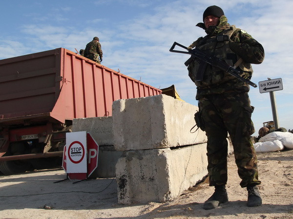 Quyền Bộ trưởng Quốc phòng Ukraine bay đến Crimea ảnh 1