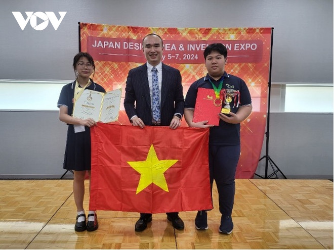 Em Nguyễn Phương Linh và Phan Lê Đức Phát (Đội1) nhận Giải thưởng từ Ban Tổ chức cuộc thi. (Nguồn: VOV) ttxvn_ngo si lien (1).jpg