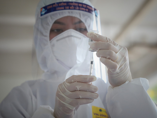 Tiêm vaccine phòng COVID-19 tiêm cho công nhân. (Ảnh: Danh Lam/TTXVN) Thủ tướng chỉ đạo tổng tiến công toàn lực, thần tốc để chặn đứng dịch ảnh 2