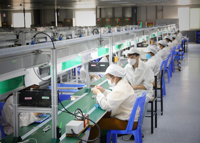 Hơn 1.000 công nhân Công ty TNHH New Wing Interconnect Technology (KCN Vân Trung) đã đi làm trở lại sau 2 lần test âm tính với SARS-CoV-2. (Ảnh: Danh Lam/TTXVN) Dịch COVID-19: Quyết liệt phòng chống dịch và nỗ lực phục hồi sản xuất ảnh 3