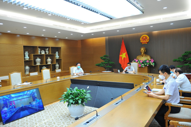 Phó Thủ tướng Chính phủ Vũ Đức Đam, Trưởng Ban Chỉ đạo Quốc gia phòng, chống dịch COVID-19 chủ trì cuộc họp trực tuyến với tỉnh Bắc Ninh và Bắc Giang. (Ảnh: Minh Đức/TTXVN) Dịch COVID-19: Quyết liệt phòng chống dịch và nỗ lực phục hồi sản xuất ảnh 2