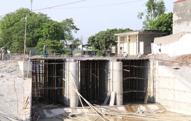 Ninh Bình kịp thời khắc phục sự cố sụt giàn giáo xây dựng cầu Hà Thanh ảnh 1