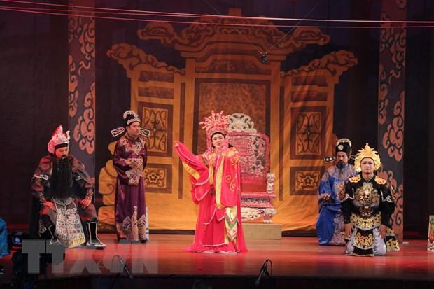 Trích đoạn vở cải lương Giấc mộng đêm xuân. (Ảnh: Gia Thuận/TTXVN) Nỗi niềm sân khấu xã hội hóa ở TP.HCM: Bấp bênh điểm diễn ảnh 1