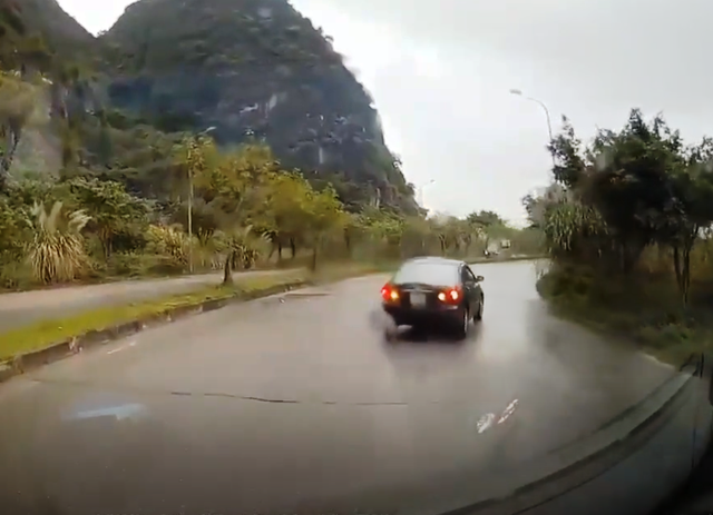 Xác minh vụ lái xe lùi trên đường một chiều tránh chốt đo nồng độ cồn ảnh 1