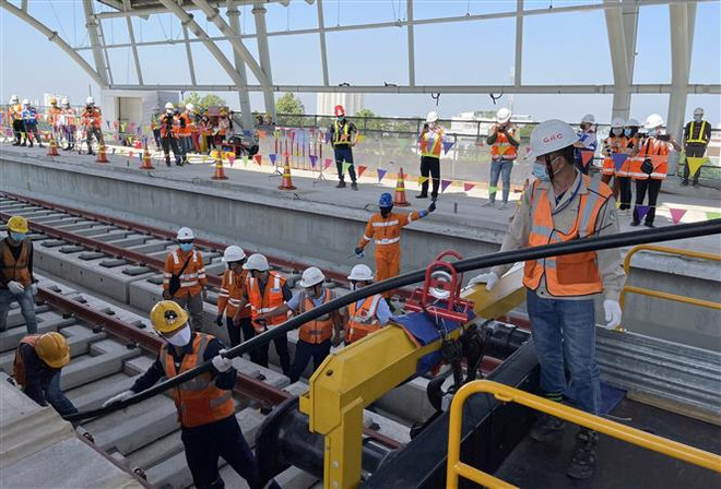Thi công kéo cáp trên tuyến metro số 1. (Ảnh: Tiến Lực/TTXVN) Chuyển sang giám sát online, metro Bến Thành-Suối Tiên vẫn thi công ảnh 1