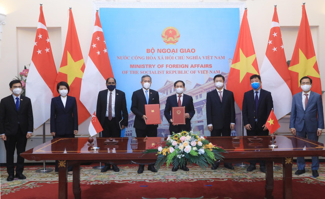 Bộ trưởng Bộ Ngoại giao Bùi Thanh Sơn và Bộ trưởng Bộ Ngoại giao Singapore Vivian Balakrishnan và các đại biểu tại Lễ ký Biên bản Thỏa thuận giữa bộ Ngoại giao hai nước về Chương trình Nghiên cứu theo chuyên đề dành cho cán bộ cao cấp Đảng Cộng sản Việt Nam giai đoạn 2021-2023. (Ảnh: Lâm Khánh/TTXVN) Việt Nam-Singapore hướng tới một thỏa thuận song phương về kinh tế số ảnh 1