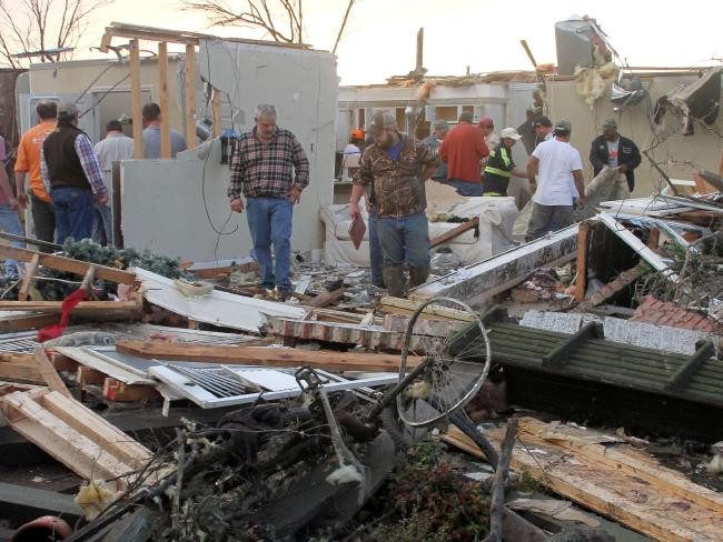 Mưa bão kèm lốc xoáy tràn vào Mỹ, ít nhất 6 người thiệt mạng ảnh 1