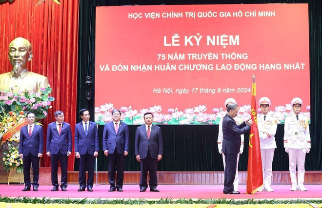 Tổng Bí thư, Chủ tịch nước Tô Lâm gắn Huân chương Lao động hạng Nhất lên lá cờ truyền thống của Học viện Chính trị Quốc gia Hồ Chí Minh. (Ảnh: Trí Dũng/TTXVN) ttxvn_tong_bi_thu_chu_tich_nuoc_hoc_vien_chinh_tri_quoc_gia_ho_chi_minh_1709-4.jpg