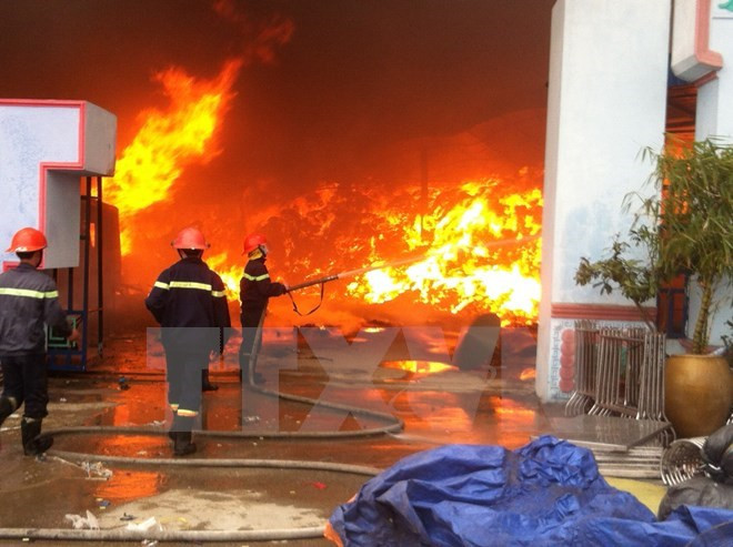 Đồng Nai: Cháy xưởng đồ gỗ, hàng trăm công nhân tháo chạy ảnh 1