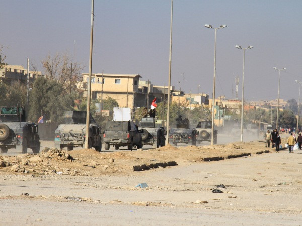 Quân đội Chính phủ Iraq trong cuộc chiến chống Is tại Mosul, Iraq ngày 10/12. (Nuồn: THX/TTXVN) Bộ trưởng Quốc phòng Mỹ tới Iraq thảo luận về chiến dịch chống IS ảnh 1