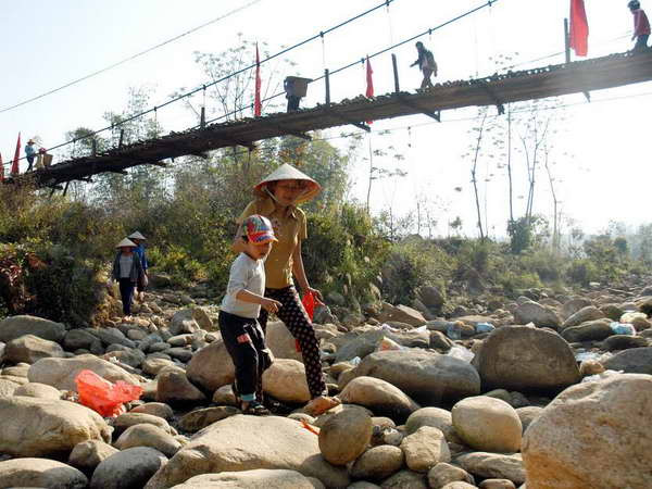 "Thà lội suối cạn còn hơn đi trên cầu treo cũ ở Lai Châu" ảnh 3