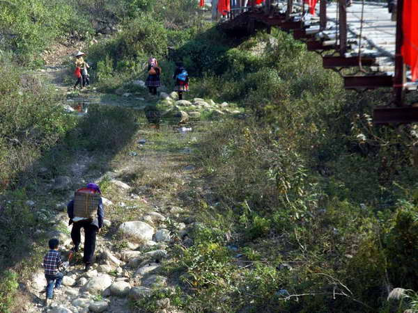 "Thà lội suối cạn còn hơn đi trên cầu treo cũ ở Lai Châu" ảnh 2