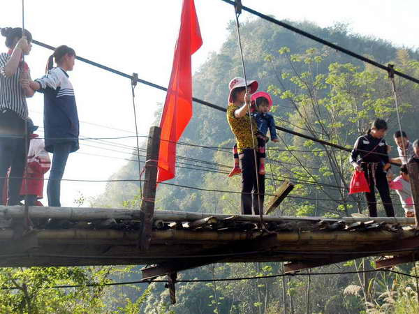"Thà lội suối cạn còn hơn đi trên cầu treo cũ ở Lai Châu" ảnh 1