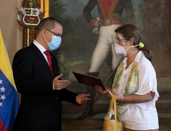 Ngoại trưởng Venezuela Jorge Arreaza (trái) và Đại sứ EU tại Venezuela Isabel Brilhante Pedrosa trong cuộc gặp ở Caracas ngày 24/2. (Ảnh: AFP/TTXVN) Quan hệ giữa Liên minh châu Âu và Venezuela tiếp tục căng thẳng ảnh 1