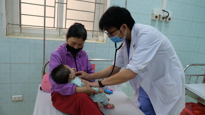 Bác sỹ Lê Anh Minh, Phó Trưởng khoa Tim mạch, Bệnh viện Nhi Thanh Hóa thăm khám cho các bệnh nhi. (Ảnh: Khiếu Tư/TTXVN) Người cứu sống và chữa lành hơn 1.000 trái tim trẻ thơ 'lỡ nhịp' ảnh 3