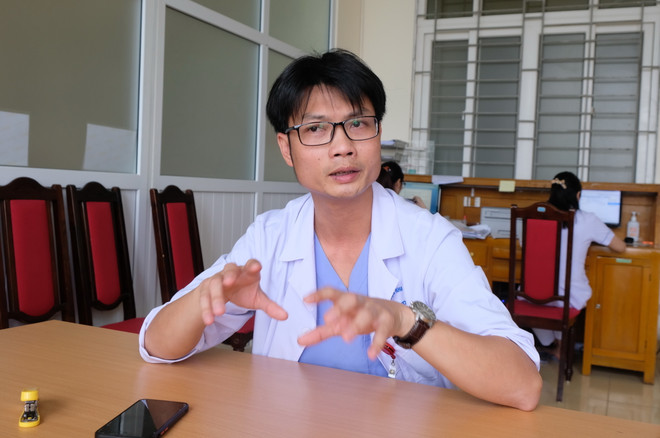Bác sỹ Lê Anh Minh, Phó Trưởng khoa Tim mạch, Bệnh viện Nhi Thanh Hóa trao đổi với phóng viên về phương pháp can thiệp điều trị tim mạch cho bệnh nhân nhi không cần mổ. (Ảnh: Khiếu Tư/TTXVN) Người cứu sống và chữa lành hơn 1.000 trái tim trẻ thơ 'lỡ nhịp' ảnh 1