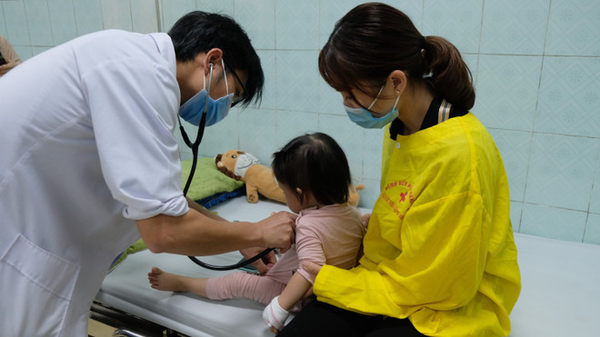 Bác sỹ Lê Anh Minh, Phó Trưởng khoa Tim mạch, Bệnh viện Nhi Thanh Hóa trao đổi với phóng viên về phương pháp can thiệp điều trị tim mạch cho bệnh nhân nhi không cần mổ. (Ảnh: Khiếu Tư/TTXVN) Người cứu sống và chữa lành hơn 1.000 trái tim trẻ thơ 'lỡ nhịp' ảnh 2
