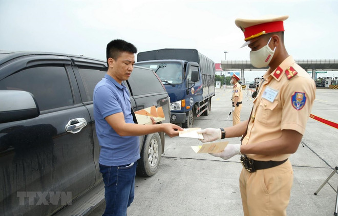 Lực lượng Cảnh sát giao thông tiến hành dừng xe, kiểm tra người điều khiển phương tiện. (Ảnh: Doãn Tấn/TTXVN) Sáu tháng đầu năm, phát hiện 653 lái xe dương tính với chất ma túy ảnh 1