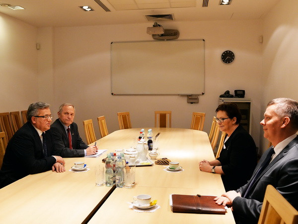 Ba Lan bắt đầu tiến hành vòng một cuộc bầu cử tổng thống ảnh 1