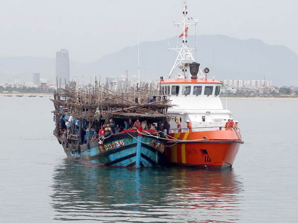 Cứu hộ thành công 12 thuyền viên gặp nạn trên biển ảnh 1