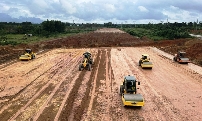 Nguồn vật liệu cát đắp nền đường vẫn chưa đáp ứng đủ để nhà thầu đẩy nhanh thi công tại dự án giao thông trọng điểm. (Ảnh: Việt Hùng/Vietnam+) vnp_thi cong cao toc 02012024.jpg