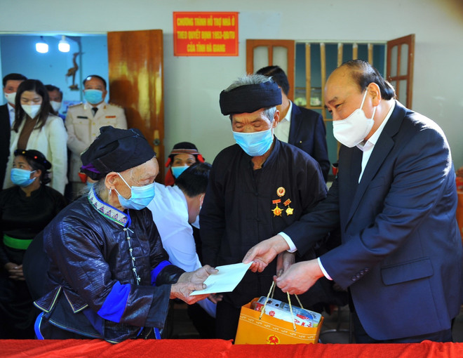 Chủ tịch nước thăm các hộ gia đình được hỗ trợ nhà ở tại Hà Giang ảnh 1