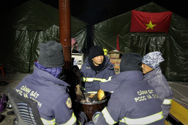 Cảm xúc vỡ òa của lính cứu hộ Việt Nam khi cứu sống nạn nhân động đất ảnh 1