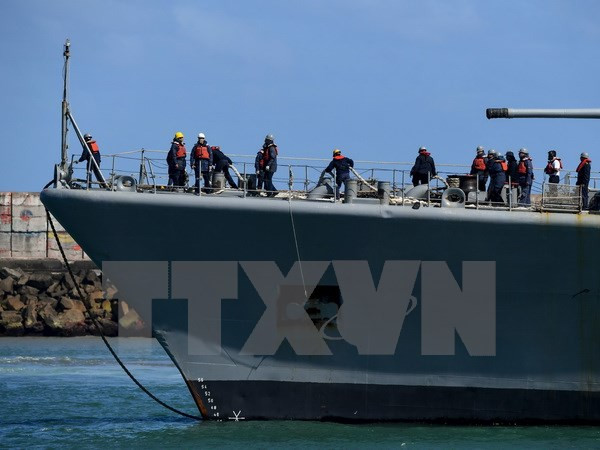 Tàu khu trục ARA Sarandi của hải quân Argentina tham gia tìm kiếm tàu ngầm ARA San Juan bị mất tích trên vùng biển phía Nam thủ đô Buenos Aires. (Nguồn: AFP/TTXVN) Vụ tàu ngầm Argentina mất tích: Tìm kiếm tại điểm nghi vấn mới ảnh 1