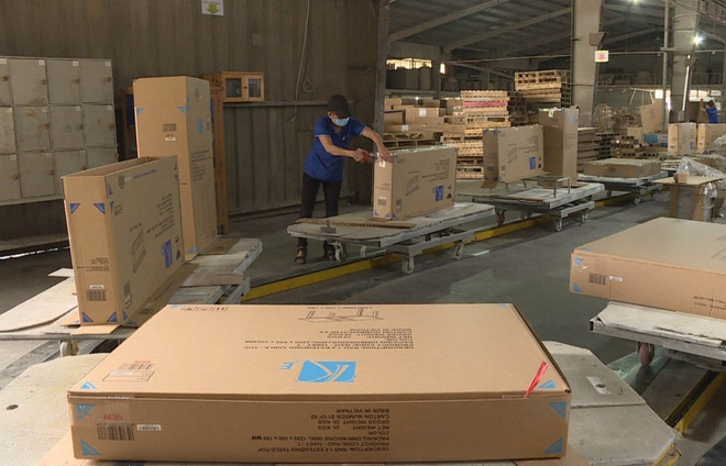 Đóng gói sản phẩm đồ gỗ xuất khẩu tại Bình Dương. (Ảnh: TTXVN phát) TTXVN_2205xuatkhaugo.jpg