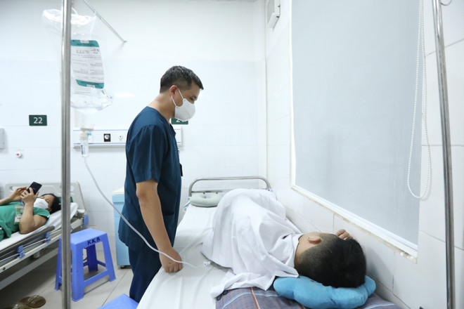 Trường hợp bệnh nhân sinh năm 2006 đang điều trị tại Trung tâm Chống độc (Bệnh viện Bạch Mai) nghi ngộ độc ma túy có trong tinh dầu thuốc lá điện tử. (Ảnh: Minh Quyết/TTXVN) TTXVN_2205thuocla2.jpeg