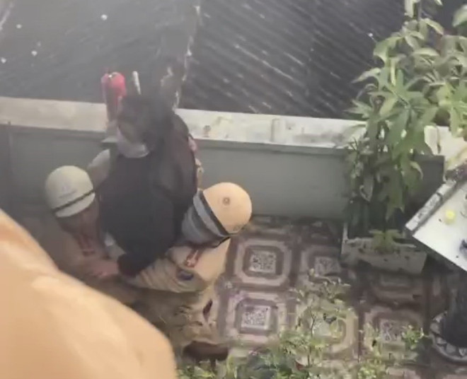 Lực lượng Cảnh sát giao thông kịp thời cứu cụ bà trong đám cháy lớn. (Ảnh: TTXVN phát) Hải Phòng: Lực lượng CSGT kịp thời cứu cụ bà trong đám cháy lớn ảnh 2