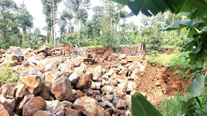 Bãi đất trống nơi khai thác đá trái phép. (Ảnh: Đất Việt/Vietnam+) Đồng Nai: Công khai phá rừng khai thác đá trái phép giữa mùa dịch bệnh ảnh 1
