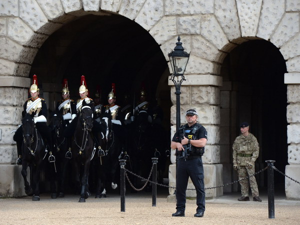Vụ nổ tàu điện ngầm ở Anh: Cảnh sát khám xét một địa chỉ gần London ảnh 1