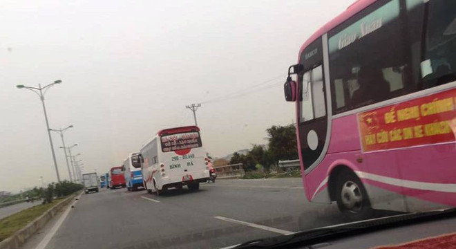 Gần 100 xe khách đổ ra Hà Nội phản đối điều chuyển luồng tuyến ảnh 1