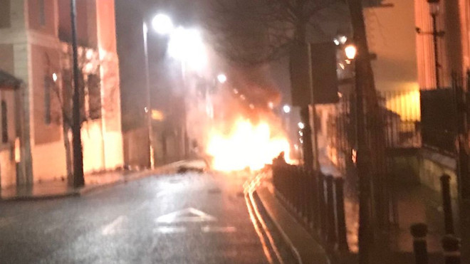 Anh: Một chiếc xe phát nổ nghi do cài bom tại Bắc Ireland ảnh 1