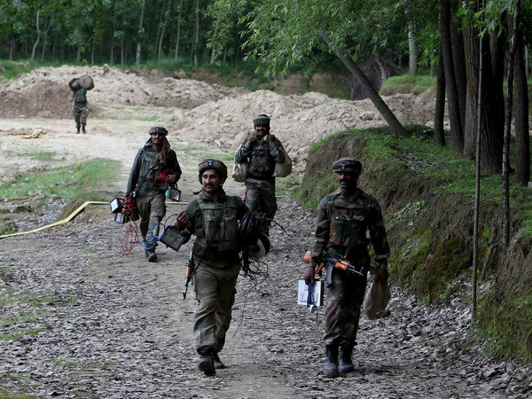 Binh sỹ Ấn Độ, Pakistan đấu pháo hạng nặng tại biên giới Kashmir ảnh 1