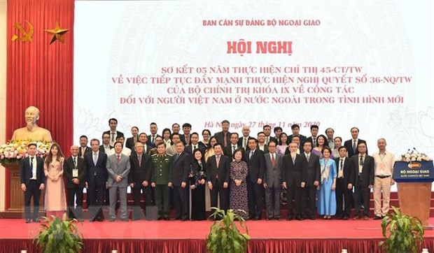 Phó Thủ tướng, Bộ trưởng Bộ Ngoại giao Phạm Bình Minh với các đại biểu và kiều bào dự hội nghị sơ kết 5 năm thực hiện Chỉ thị số 45-CT/TW. (Ảnh: Lâm Khánh/TTXVN) Công tác người Việt Nam ở nước ngoài tạo bước chuyển về chất ảnh 1