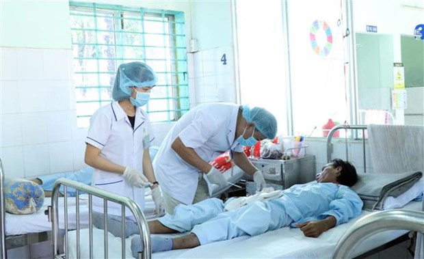 Bác sỹ thăm khám bệnh nhân AIDS. (Ảnh: Xuân Khu/TTXVN) Phiên họp toàn thể lần thứ 18 Ủy ban Về các vấn đề xã hội của Quốc hội ảnh 1