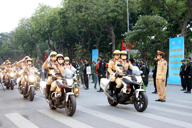 Lực lượng cảnh sát diễu hành hưởng ứng lễ phát động ra quân Năm an toàn giao thông 2022. (Ảnh: Lâm Khánh/TTXVN) Phát huy vai trò nòng cốt đảm bảo trật tự an toàn giao thông ảnh 1