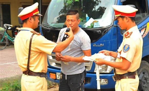 Lực lượng Cảnh sát giao thông huyện Nho Quan, tỉnh Ninh Bình kiểm tra nồng độ cồn với lái xe. (Ảnh: Minh Đức/TTXVN) Phát huy vai trò nòng cốt đảm bảo trật tự an toàn giao thông ảnh 2