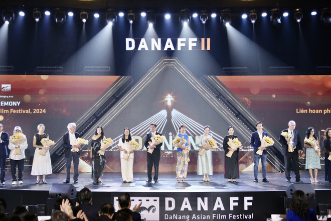 Ban Tổ chức tặng hoa cho Ban Giám khảo Liên hoan phim châu Á Đà Nẵng lần thứ hai - DANAFF II. (Ảnh: Trần Lê Lâm/TTXVN) TTXVN_1907dienanhDanang.jpeg