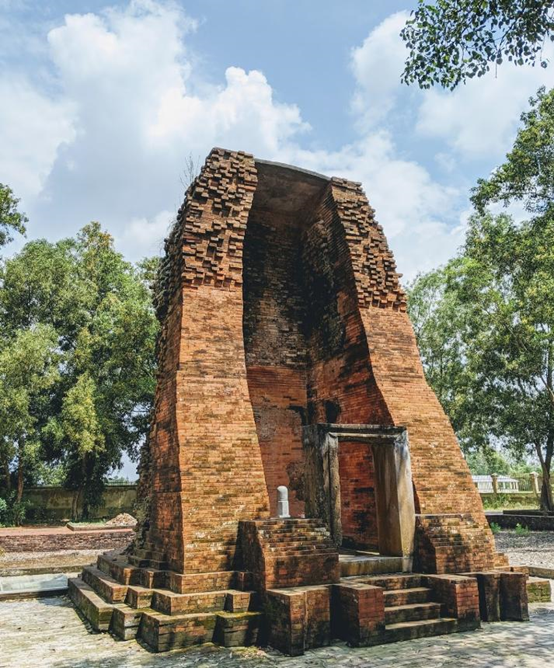 Tháp cổ Vĩnh Hưng. (Nguồn: Trung tâm Xúc tiến Du lịch tỉnh Bạc Liêu) 1907thapVinhhung.png